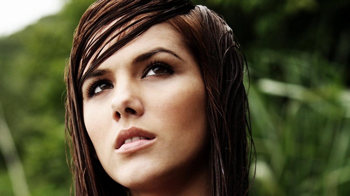 Roberta Murgo with wet hair looking up