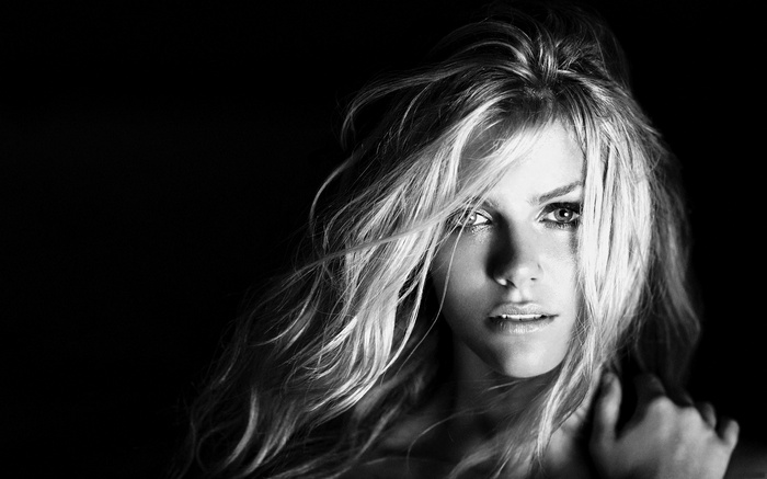 Brooklyn Decker with blonde wavy hair
