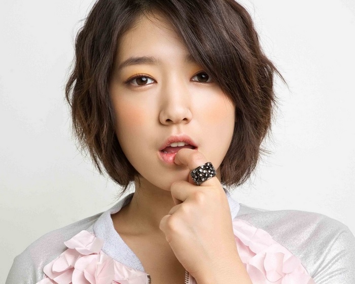 Park Shin-hye with short brown hair and a ring