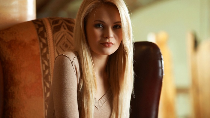 Talia Cherry with long blonde hair