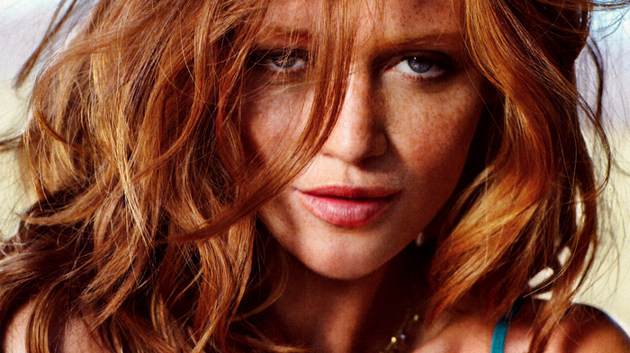 Cintia Dicker with red hair and blue eyes