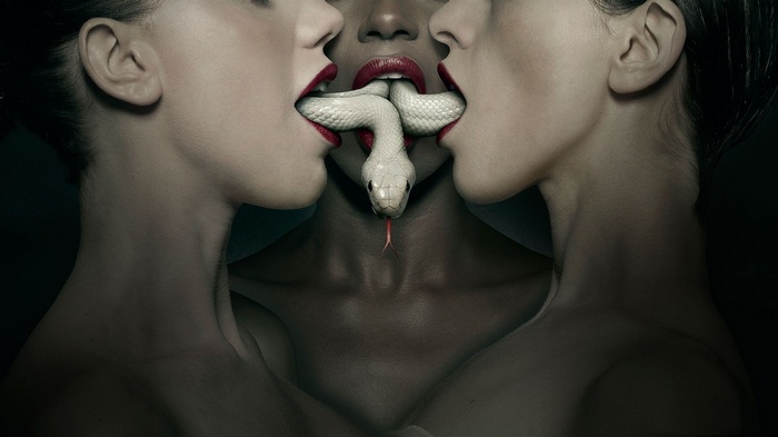 American Horror Story: Delicate snake and women