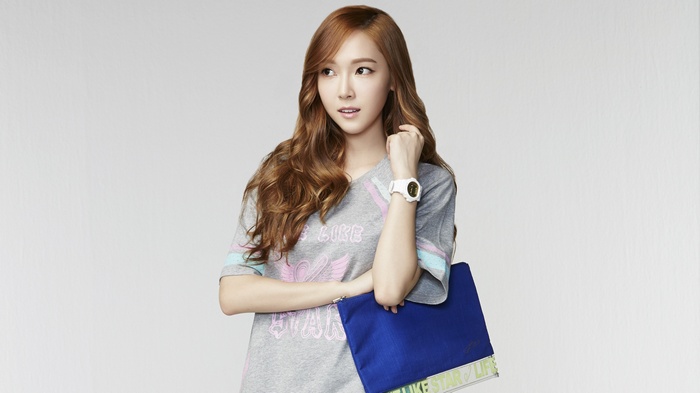 Jessica Jung wearing a T-shirt and holding a bag
