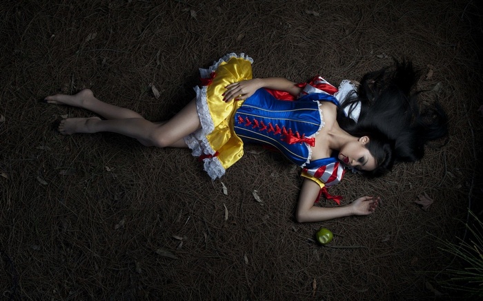 Snow White lying on the ground with an apple