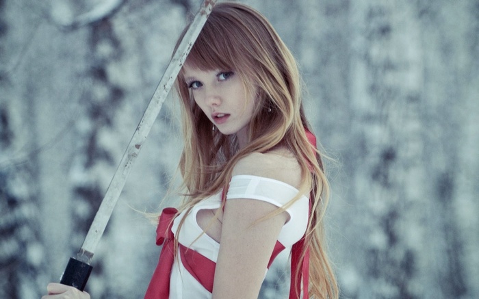 Olesya Kharitonova with a katana
