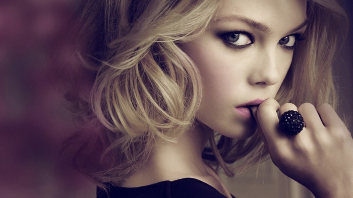 Siri Tollerød with blonde hair and makeup
