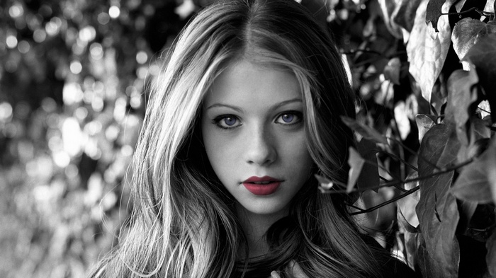 Michelle Trachtenberg with red lipstick and blue eyes