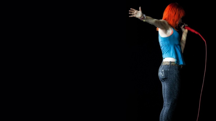 Hayley Williams of Paramore singing into a microphone