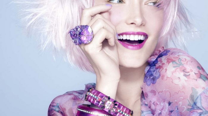 Woman with pink wig and purple jewelry