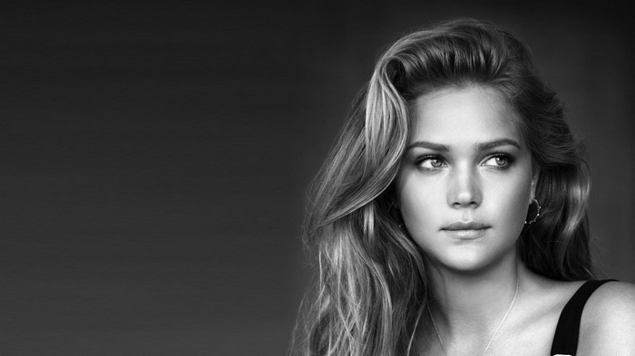Monochrome portrait of Esti Ginzburg with wavy hair