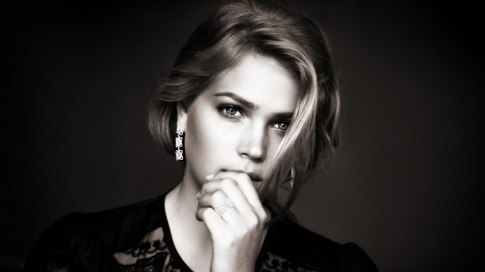 Esti Ginzburg in black lace with diamond jewelry
