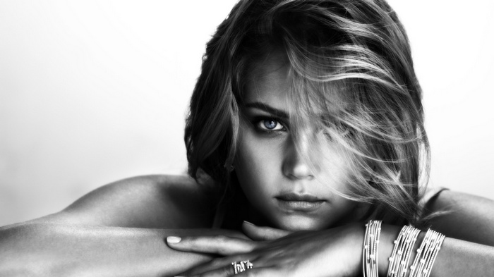 Monochrome portrait of Esti Ginzburg with wavy hair