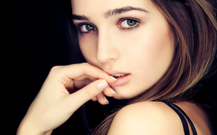 Woman with green eyes and brunette hair