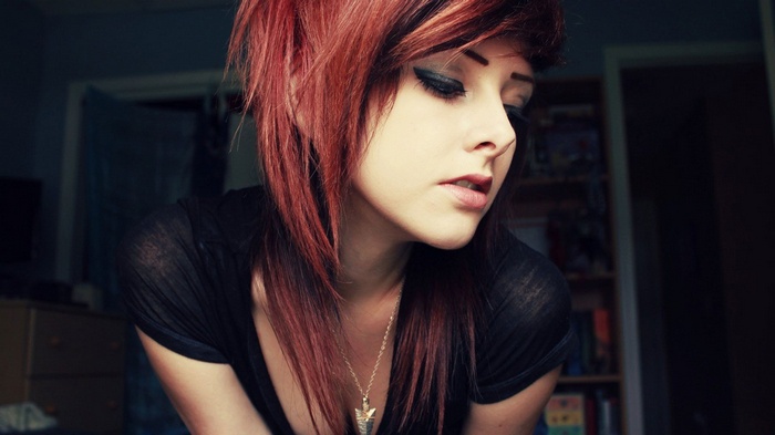 Redhead woman with necklace and black shirt