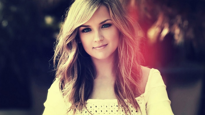 Rachael Leigh Cook with long blonde hair