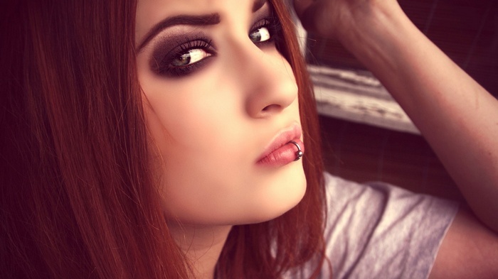Lolina Green with a lip piercing