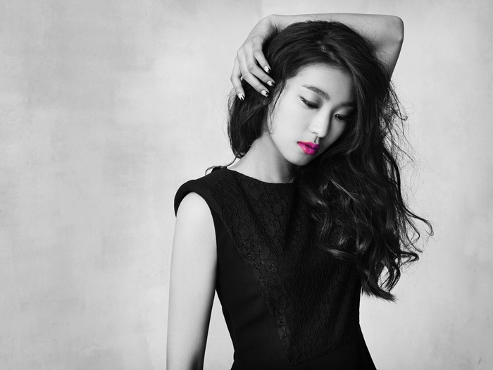 Yoon Bora in a black dress with pink lips