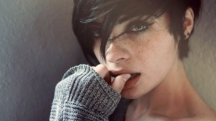 Segovia Amil with dark hair and freckles