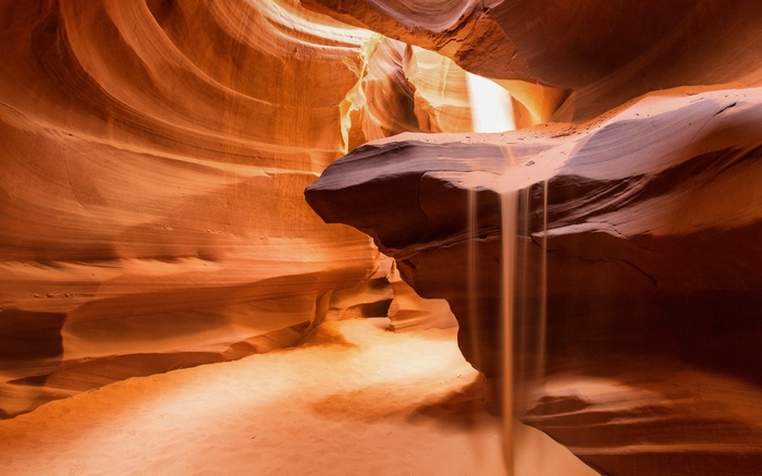 Sand falling in Antelope Canyon