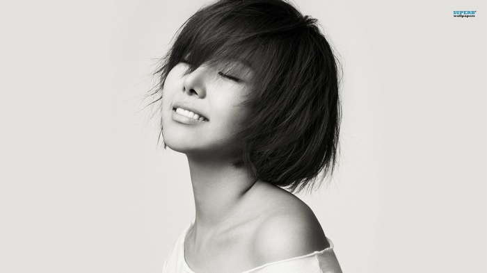 Raina from After School with closed eyes