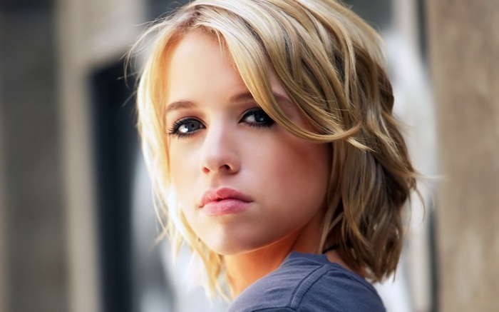 Alexz Johnson, blonde singer