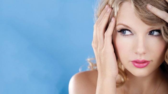 Taylor Swift with blonde hair and blue eyes
