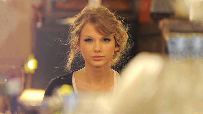 Taylor Swift with blonde hair and makeup