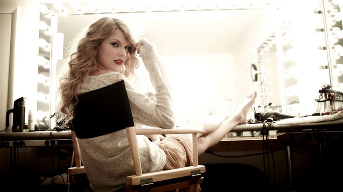 looking back, sitting, Taylor Swift, blonde, chair, legs, women, celebrity, Hatano Ririko, singer