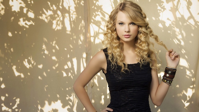 Taylor Swift with curly blonde hair