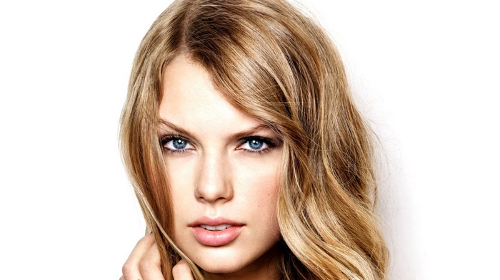 Taylor Swift with blonde hair and blue eyes