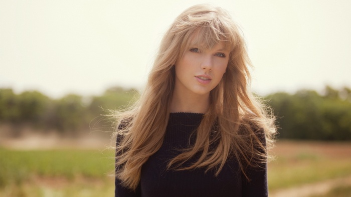 Taylor Swift posing outdoors