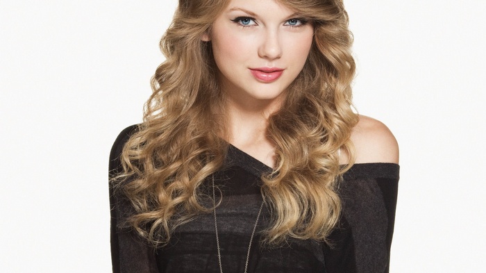 Taylor Swift with curly blonde hair