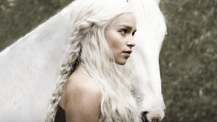 Daenerys Targaryen with a white horse