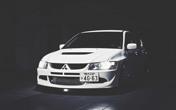 White Mitsubishi Lancer Evolution VIII