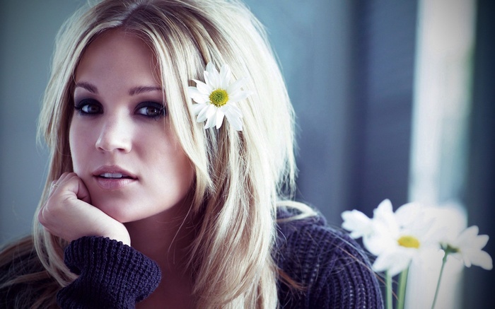 Carrie Underwood with a daisy in her blonde hair