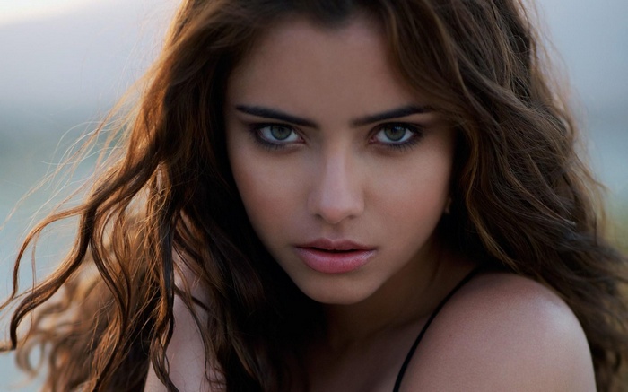 Nataniele Ribeiro with wavy brunette hair and green eyes