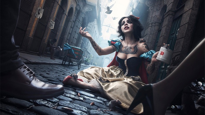 Snow White with tattoos and mice in a street