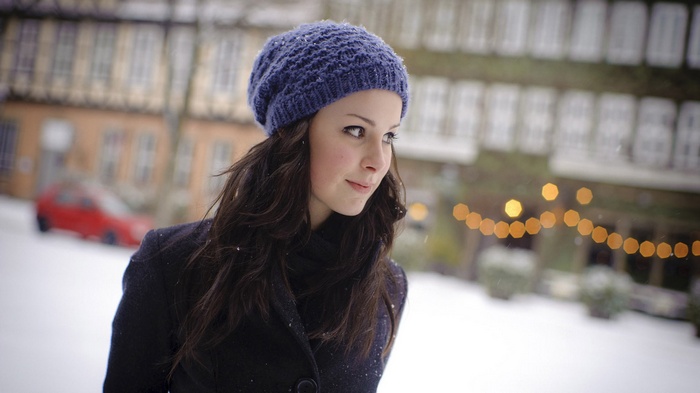 Lena Meyer-Landrut wearing a blue hat in the snow