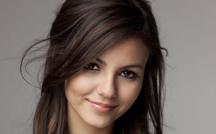 Victoria Justice smiling