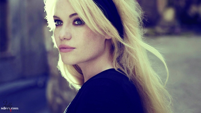 Model Duffy with blonde hair and blue eyes