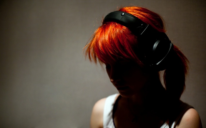 Hayley Williams wearing Beyerdynamic DT 770 headphones