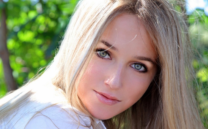Woman with blonde hair and green eyes