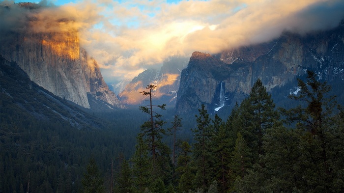Yosemite Valley with El Capitan and Bridalveil Fall