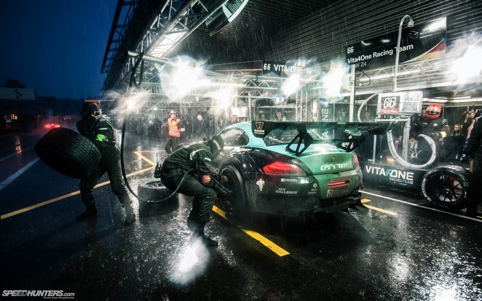 BMW Z4 GT3 Pit Stop in the Rain