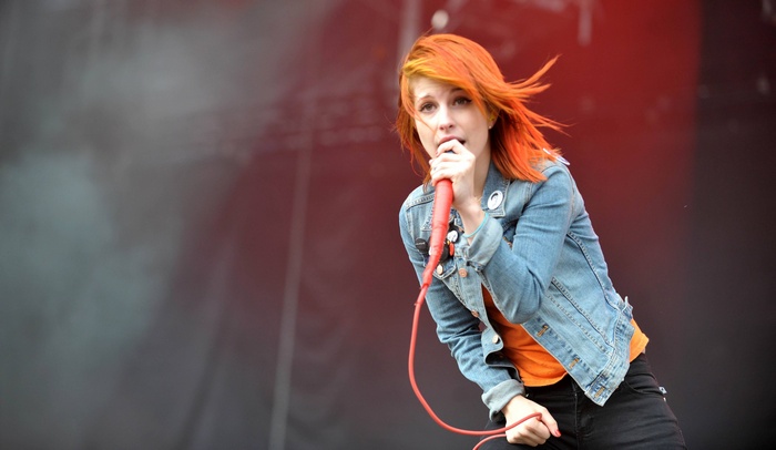 Hayley Williams singing into a microphone