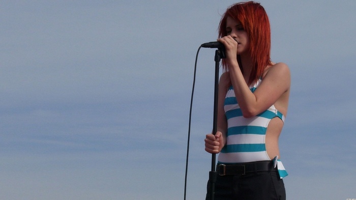 Hayley Williams singing into a microphone