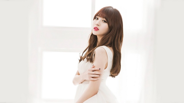 Kim Yura of Girls Day in a white dress