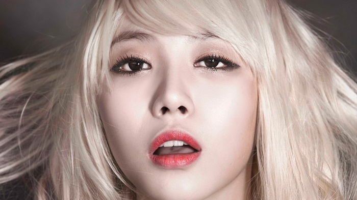Yura from Girls Day with blonde hair and red lipstick