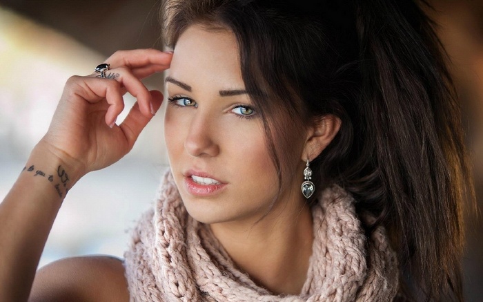 Anja Zeidler with a scarf and green eyes