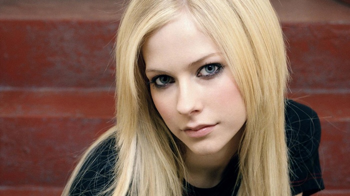 Avril Lavigne with blonde hair and blue eyes